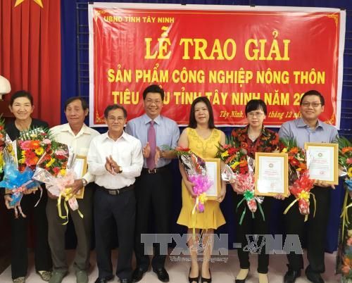 Tây Ninh trao Giấy chứng nhận 10 sản phẩm công nghiệp nông thôn tiêu biểu năm 2015