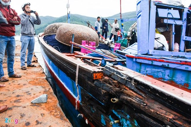 Lai dắt tàu cá Quảng Ngãi cùng 10 ngư dân bị nạn trên biển về đất liền an toàn 