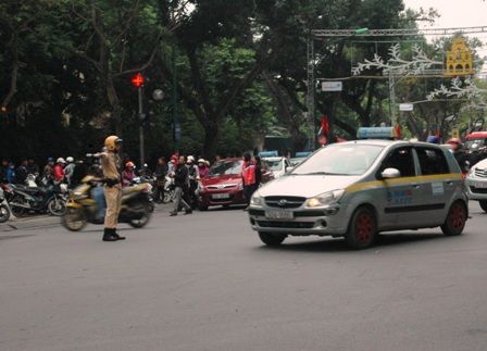 Công an Hà Nội phân luồng giao thông trong dịp Tết Bính Thân