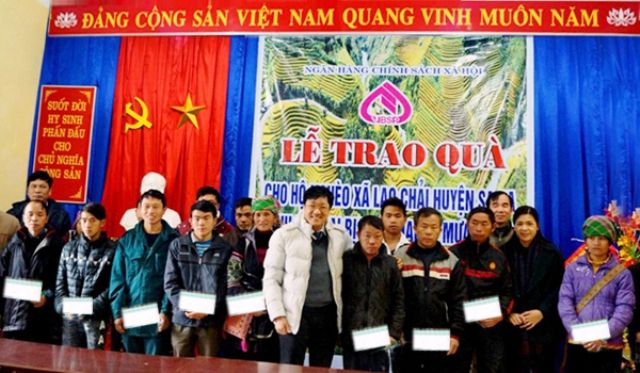 Tặng quà 508 hộ dân tộc thiểu số nghèo bị thiệt hại do mưa tuyết, giá rét