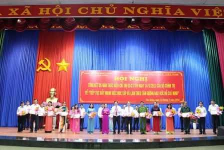 Những cách làm sáng tạo trong Học tập và làm theo tấm gương đạo đức Hồ Chí Minh ở Đảng bộ thị xã Tân Uyên (Bình Dương)