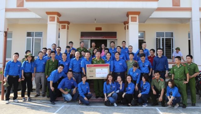 Ngân hàng Chính sách tặng quà thanh niên xung phong trên đảo Bạch Long Vĩ