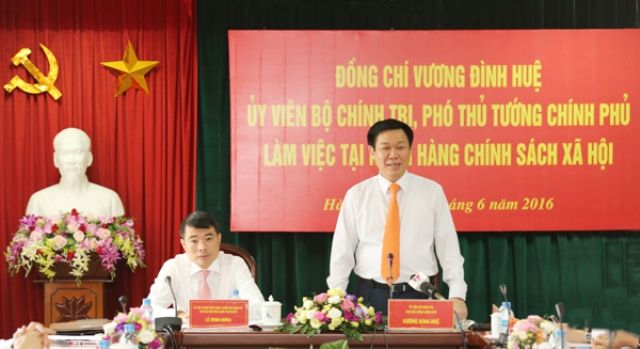 Phó Thủ tướng Chính phủ Vương Đình Huệ làm việc tại Ngân hàng Chính sách xã hội