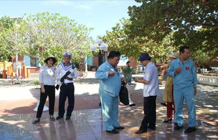 Làng xóm ngóng trông anh về...