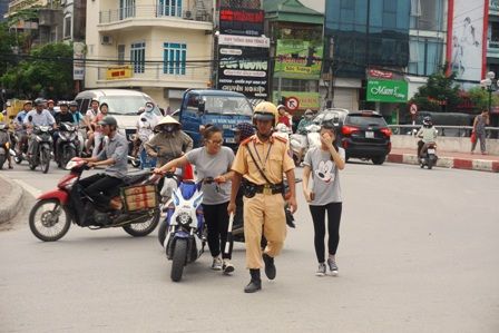 Hà Nội: Ngày đầu áp dụng xử phạt xe máy điện không mang biển kiểm soát