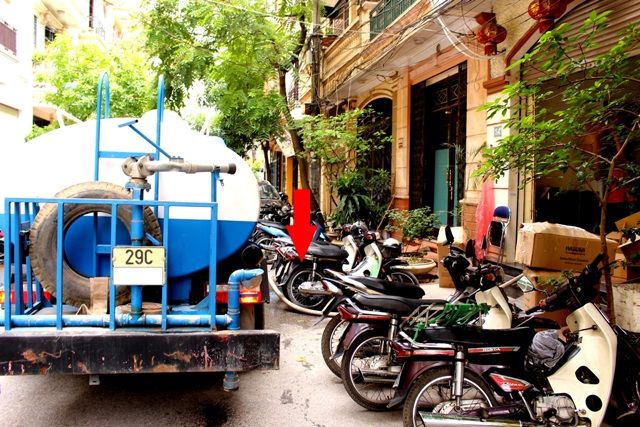 Hàng ngàn hộ dân tại khu vực ngõ 192 Lê Trọng Tấn sống trong tình trạng thiếu nước sinh hoạt