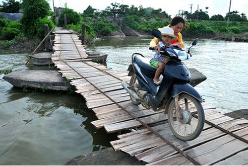 Dân “nín thở' đi cầu xiêu vẹo qua sông