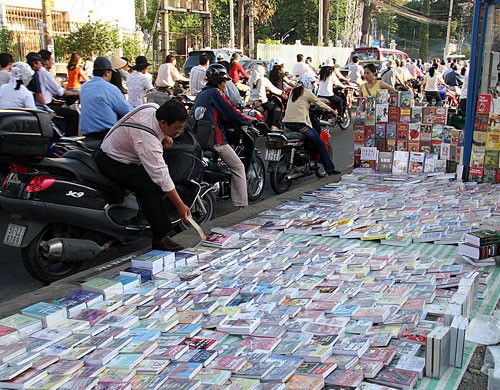 Báo động vấn nạn sách lậu!