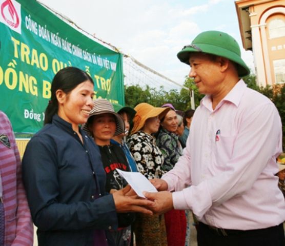 NHCSXH trao hơn 2.100 suất quà cứu trợ bà con vùng lũ miền Trung