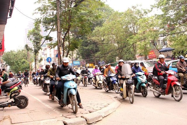 Hà Nội: Hàng loạt phương tiện giao thông ngang nhiên đi trên hè phố