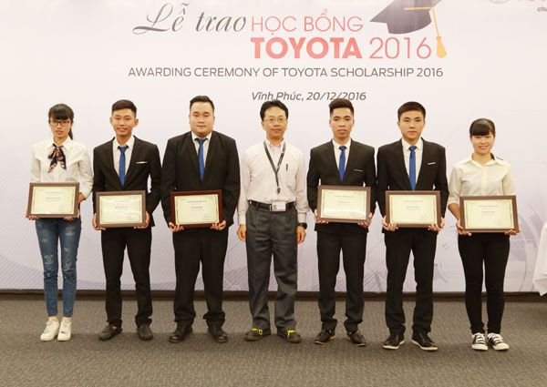 Công ty ô tô Toyota Việt Nam trao học bổng cho sinh viên xuất sắc năm 2016