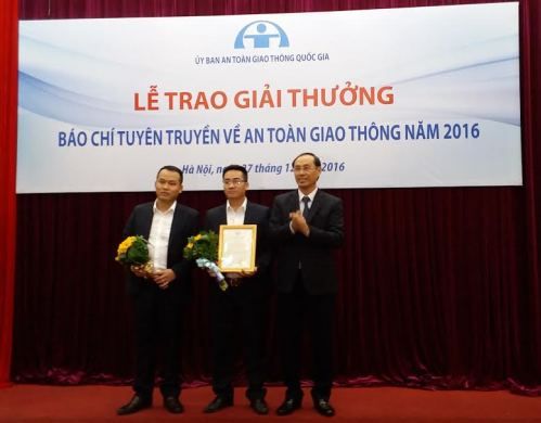 Trao giải cuộc thi báo chí viết về an toàn giao thông năm 2016