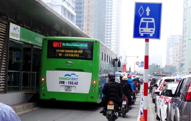 Hà Nội: Lắp dải phân cách cứng, buýt nhanh BRT vẫn “chật vật” giữa các loại phương tiện