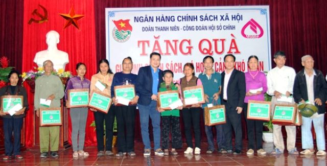 Tuổi trẻ NHCSXH sôi nổi các hoạt động Tháng Thanh niên 2017