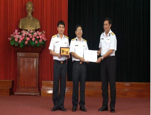 Đoàn công tác tỉnh Hưng Yên thăm và tặng quà Lữ đoàn tàu ngầm 189