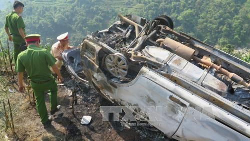 Lào Cai: Xe ô tô lao xuống vực bốc cháy