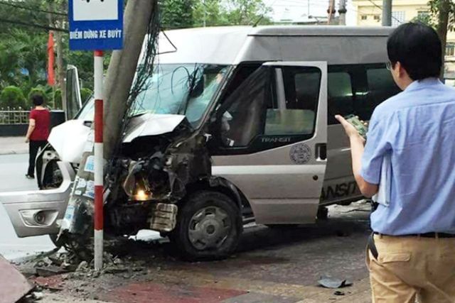 Quảng Ninh: Xe khách mất lái đâm gãy cột điện