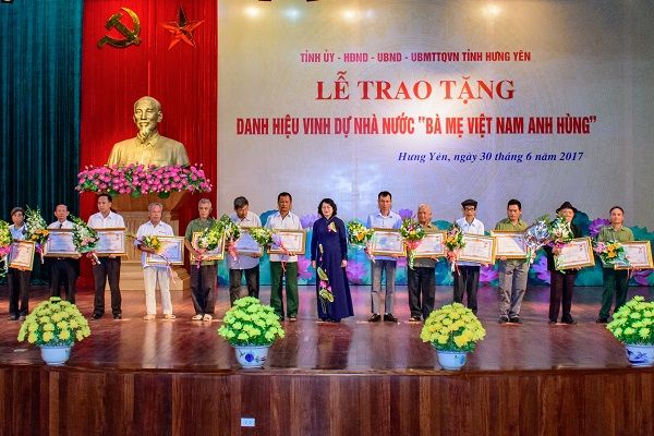 Phó Chủ tịch nước Đặng Thị Ngọc Thịnh dự lễ trao tặng danh hiệu "Bà mẹ Việt Nam Anh hùng" tại Hưng Yên