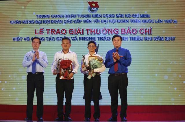 Đồng chí Võ Văn Thưởng trao giải thưởng “Báo chí viết về công tác Đoàn và phong trào thanh thiếu nhi” năm 2017