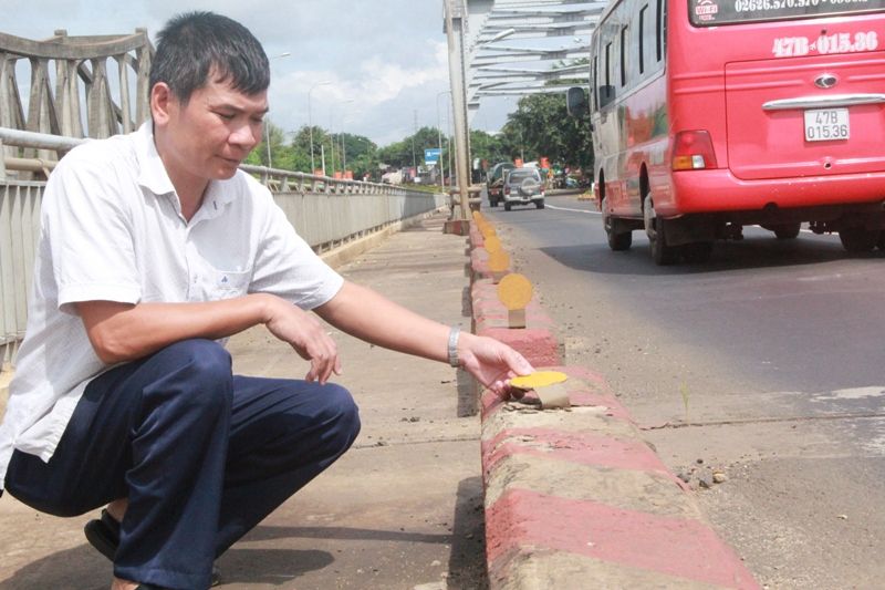 Đắk Lắk: Xử lý nghiêm hành vi phá hoại “mắt phản quang” trên cầu Sêrêpốk