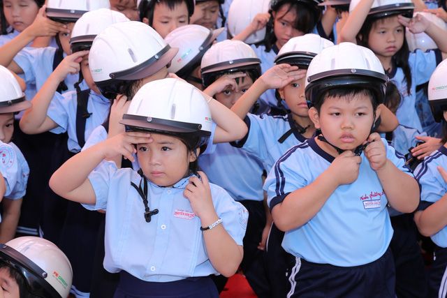 Đẩy mạnh triển khai thực hiện quy định bắt buộc đội mũ bảo hiểm