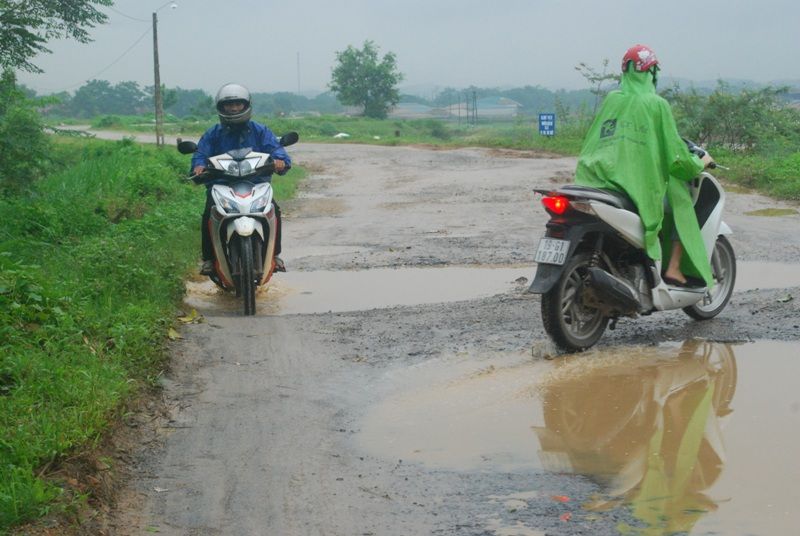 Dân khổ vì đường xuống cấp