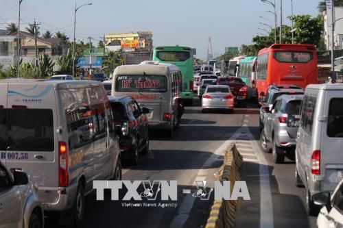 Ùn tắc giao thông nghiêm trọng tại Quốc lộ 60 và cầu Rạch Miễu 