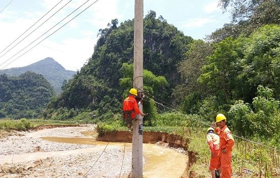 Vượt qua khó khăn, khôi phục cấp điện trở lại nhiều khu vực