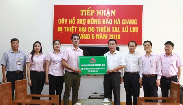 Ngân hàng chính sách xã hội cứu trợ khẩn cấp Lai Châu và Hà Giang sau lũ quét và sạt lở đất