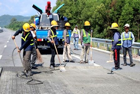 Đường hỏng, không phải tại trời!