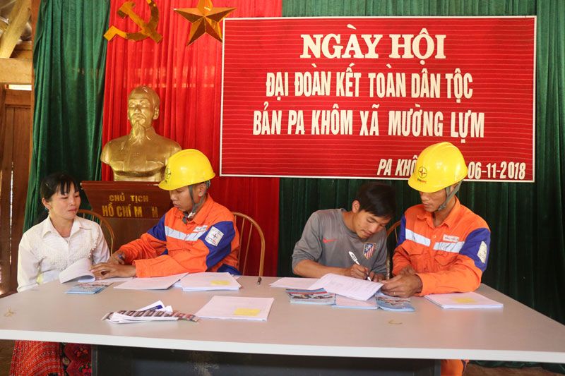 Đồng bào Mông bản Pa Khôm (Sơn La) đã được sử dụng điện lưới