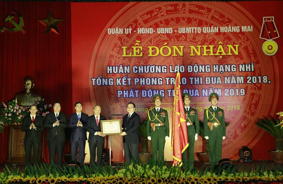 Quận Hoàng Mai đón nhận Huân chương Lao động hạng Nhì