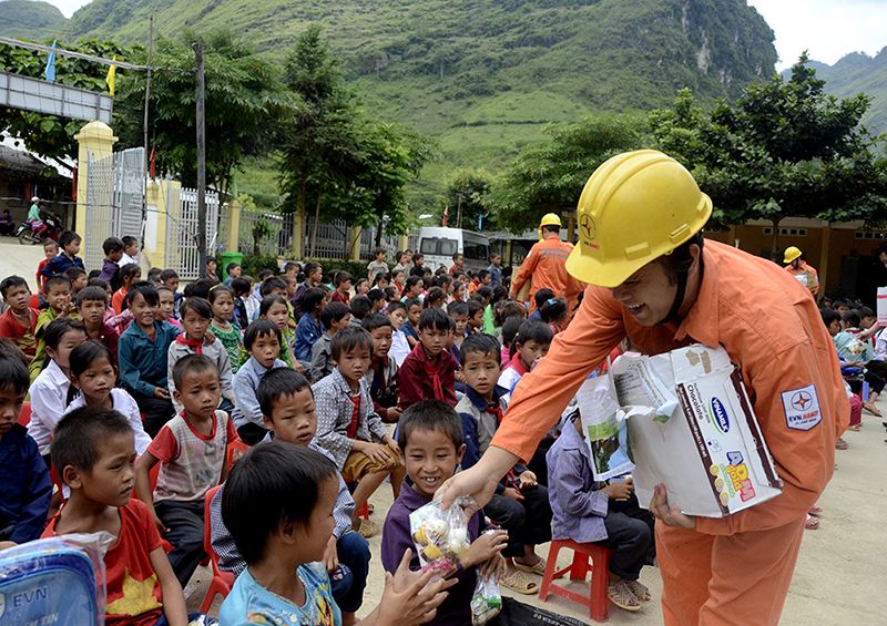 Tuổi trẻ Tập đoàn Điện lực Việt Nam sát cánh cùng thầy và trò vùng cao