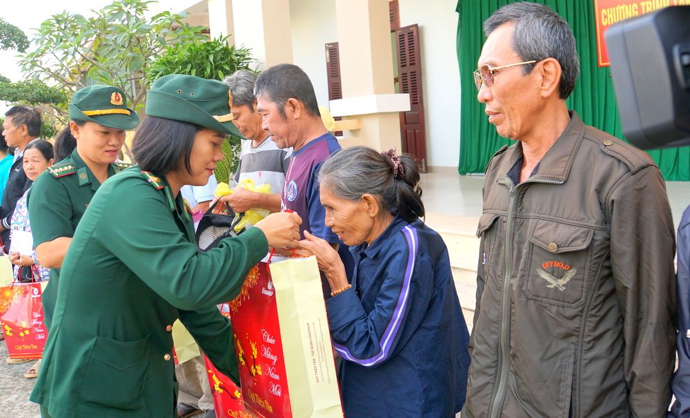 Ấm tình quân dân những ngày cuối năm