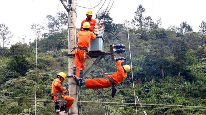 Hàng trăm hộ người Cơ-tu có điện lưới quốc gia vui tết đón xuân