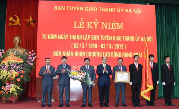 Ban Tuyên giáo Thành ủy Hà Nội đón Huân chương Lao động hạng Nhất