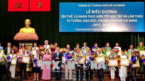 Tuyên truyền học và làm theo gương Bác toàn diện, có trọng điểm