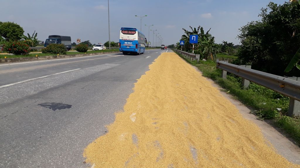 Không biến mặt đường thành "sân phơi"