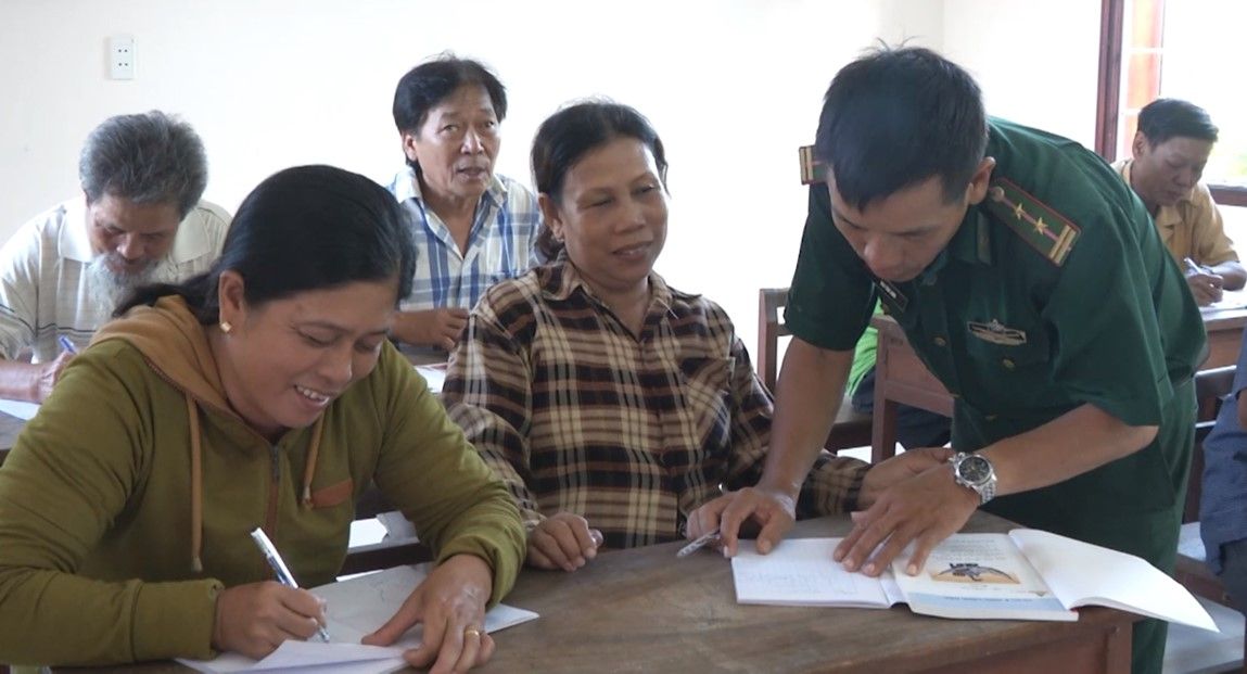 “Thầy giáo Biên phòng” của người dân các làng chài ven biển Đà Nẵng 