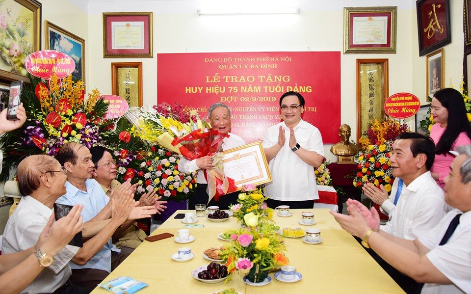 Hà Nội: Trao Huy hiệu Đảng cho các đảng viên lão thành