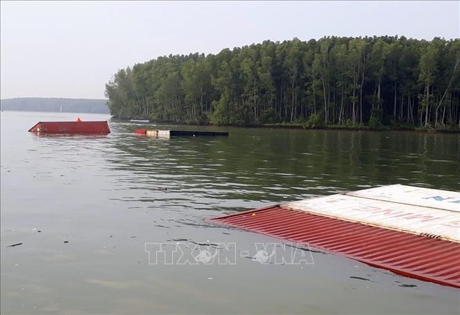 Chìm tàu chở gần 300 container trên sông Lòng Tàu