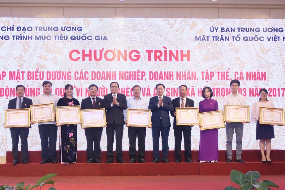 Biểu dương 70 tập thể và cá nhân có những đóng góp thiết thực cho người nghèo trên cả nước