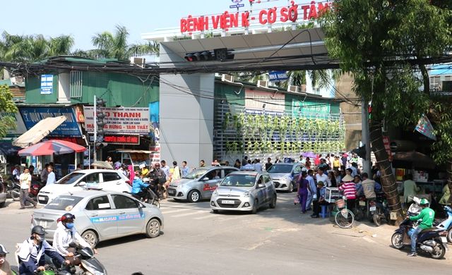 Cổng bệnh viện trở thành tụ điểm kinh doanh của hàng rong, xe ôm và taxi?