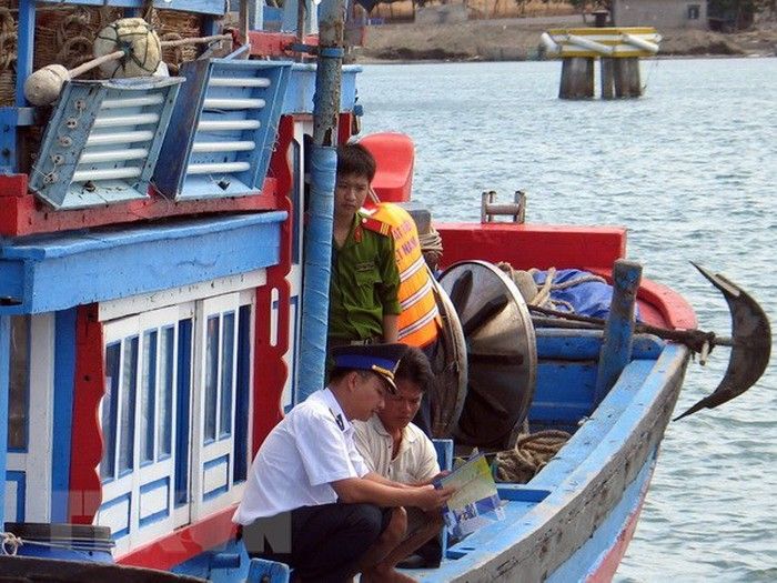 Ttuyên truyền chống khai thác hải sản bất hợp pháp