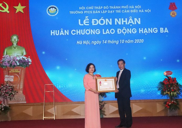 Trường PTCS Dân lập Dạy trẻ câm điếc Hà Nội nhận Huân chương Lao động hạng ba lần thứ haia