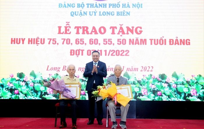 Lãnh đạo thành phố Hà Nội trao Huy hiệu Đảng tặng đảng viên lão thành
