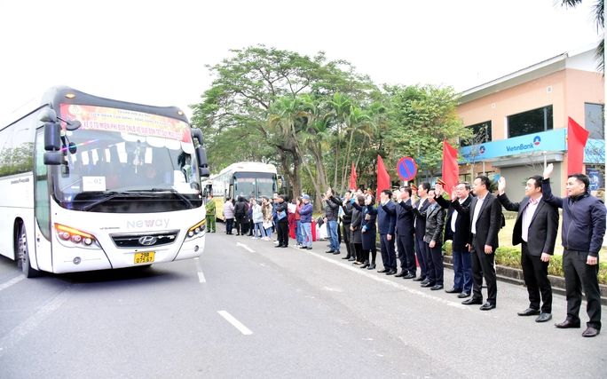 25 chuyến xe miễn phí đưa công nhân lao động Thủ đô về quê đón Tết