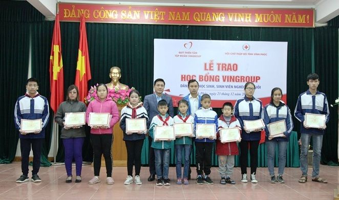 Tặng học bổng cho học sinh nghèo học giỏi