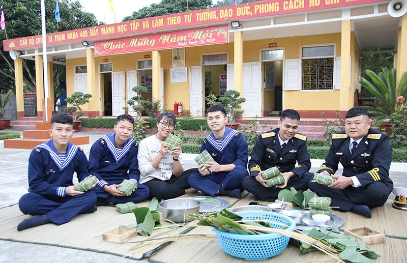 Lính đảo gói bánh chưng đón Tết