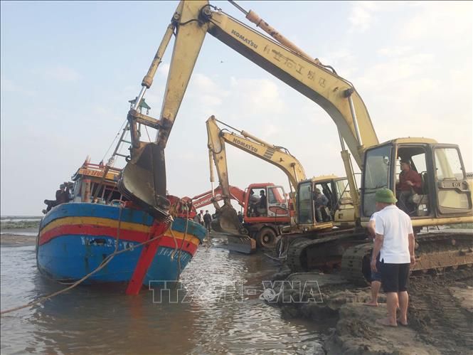 Trục vớt thành công tàu cá mắc cạn tại cửa Lạch Vạn